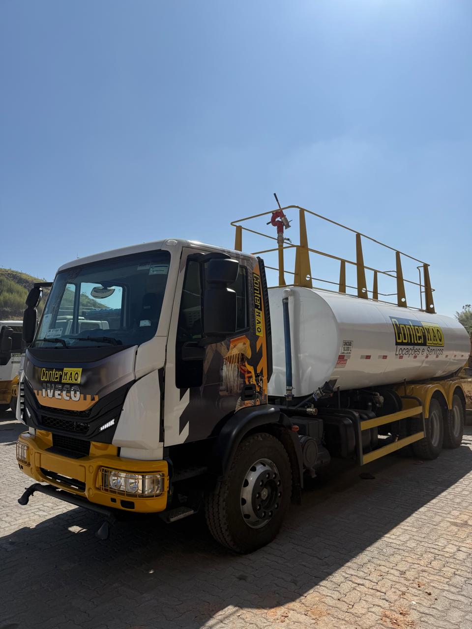 Caminhão tanque ConterMAQ para transporte de líquidos